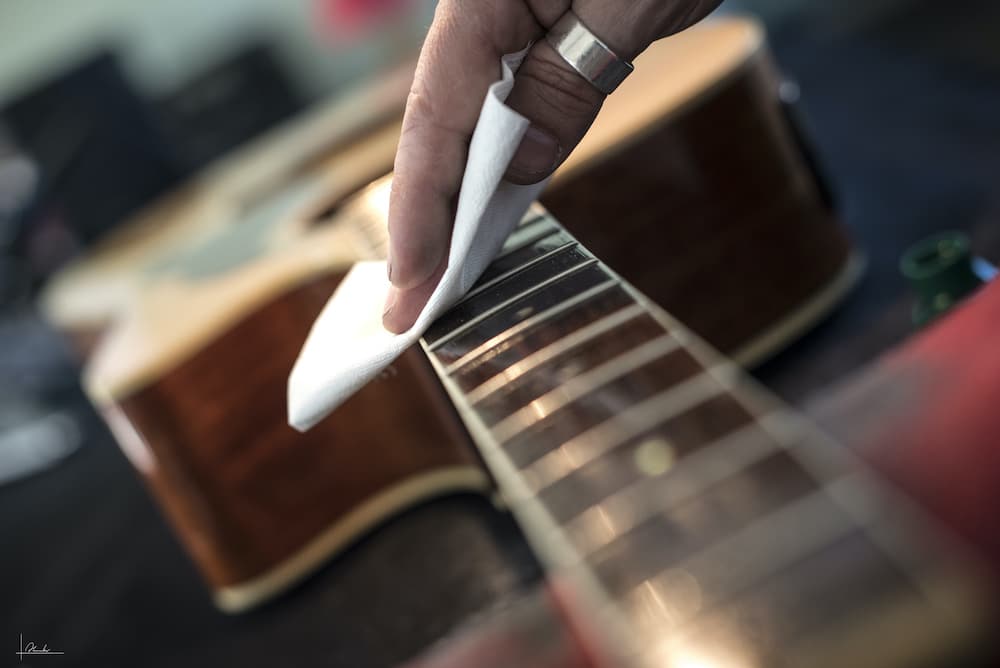 how to clean an acoustic guitar