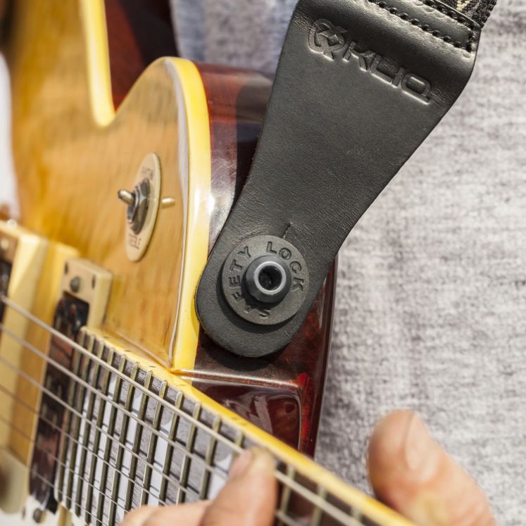 how to put a strap on a guitar with no buttons
